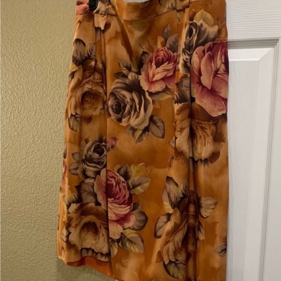 Jones New York women 100% silk skirt size 22
Lined, two side pockets - Picture 10 of 10